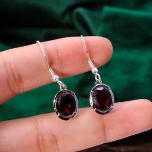 Boucles d'oreilles en pierres précieuses ovales à facettes en grenat de Mozambique naturel 1.2 "de long bijoux pour femmes en argent sterling 92.5 4.5 grammes - Product Image 2