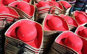 Sombrero Pirata Rojo de Halloween, Sombrero de Capitán Morgan Rum, Sombrero Pirata de Tres Puntas en Venta - Product Image 3