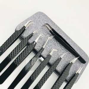 Pinzas de extensión de pestañas de acero inoxidable japonesas con logotipo personalizado profesional Punta puntiaguda con agarre de Diamante Negro Volumen sostenible - Product Image 1