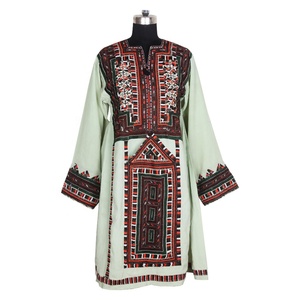 Vraie robe en soie tribale brodée robe BDR019 Vintage bohème du fournisseur indien Vintage fait à la main bohème Banjara robe - Product Image 1