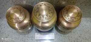 L'urne de crémation en laiton faite à la main avec gravure de feuille Brassworld India fournit des fournitures funéraires de qualité supérieure, y compris des couvercles - Product Image 5