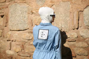 Túnica informal de mezclilla de diseño de marca, con puños en la parte inferior, estilo islámico de moda modesto - Product Image 5