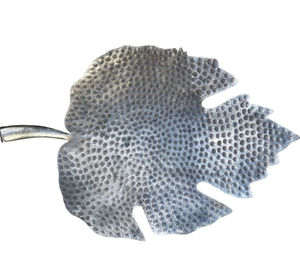 Plateau de service en métal gris de haute qualité avec motif feuille, idéal pour une présentation élégante sur table, pour les hôtels et pour une présentation raffinée des aliments. - Product Image 1