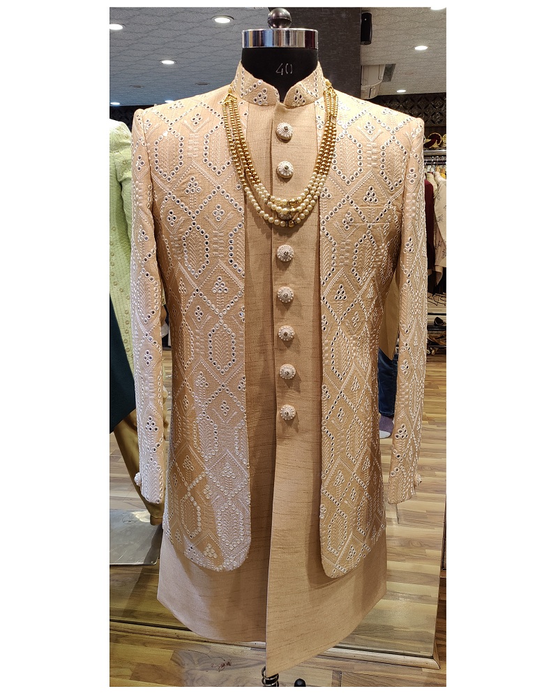 งานแต่งงานตะวันตก Sherwani สำหรับเจ้าบ่าวผู้ค้าส่งในอินเดียสุราษฎร์ผ้าที่มีคุณภาพสูงการออกแบบล่าสุด