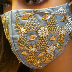 Masque facial pour femmes artisanal avec embellissement de perles et de perles Masque réutilisable à la mode pour les mariages ou les fêtes - Product Image 1