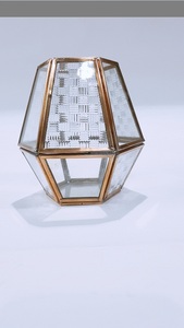 โคมไฟแก้วโลหะทรงหกเหลี่ยมพร้อมลวดลายลายนูนกรอบสีทองตกแต่งบ้าน - Product Image 3