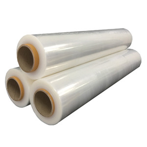 Rollo de película elástica LLDPE de alta calidad Material de PE de grado manual suave Proceso de moldeo por soplado soluble en agua directo de la fábrica de Vietnam - Product Image 1