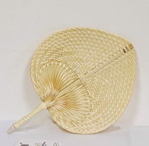 Éventail à main fabriqué à la main avec matériau en bambou naturel, en forme de cœur coloré, en feuille de prunier pour l'été 99GD - Product Image 2