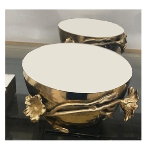 Ensemble de trois bols décoratifs en aluminium couleur or, avec base en bois, à prix raisonnable - Product Image 3