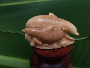 Base de madera tallada a mano con detalle fino tallado en Tagua - Product Image 6