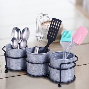 Elegante carrito de herramientas de metal galvanizado con soporte negro, perfecto para la organización de la cocina, solución de almacenamiento versátil - Product Image 2