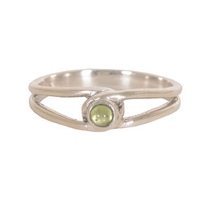 Anillo fino de Plata de Ley 925 hecho a mano con piedra preciosa de peridoto natural Diseño minimalista clásico para fiestas de boda Tamaño pequeño - Product Image 1