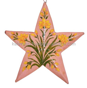 Cadeau décoratif en bois suspendu de Noël en forme d'étoile peint à la main pour la maison - Product Image 4