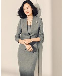 Ensemble de costume de qualité supérieure de couleur grise, chemisier et jupe à découpes pour femmes de bureau modernes - Product Image 2