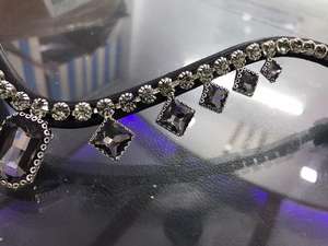 Bandeau élégant de style goutte avec des pierres de cristal de 12 mm, proposé dans diverses couleurs et tailles pour les chevaux - Product Image 4