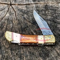 Couteau pliant damas fait à la main avec manche en bois