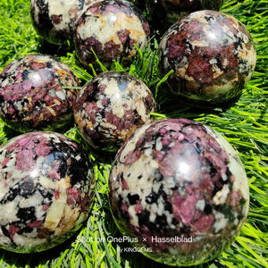 Sphère de cristal d'eudialyte naturelle polie, pierre précieuse de guérison - Product Image 3