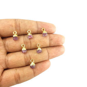 2 piezas de Julio Birthstone Ruby Tiny Raw Gold Electroplated Charm Rough Stone Pendant-para regalo - Product Image 1