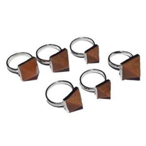 Anillo de pirámide de gema roja, cornalina - Product Image 1