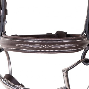 Brida de cuero de alta calidad con costuras elegantes e interior acolchado, perfecta para equitación y competiciones. - Product Image 4