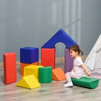 Les enfants grimpent et rampent des structures de jeu d'activité de bloc de mousse souple pour le développement de l'enfant