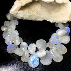 Blanc arc-en-ciel pierre de lune feuille forme sculpture perles de pierres précieuses en vrac faisant collier de bijoux prix de gros par gramme - Product Image 4