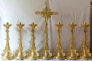 Ensemble de sept articles religieux comprenant un crucifix d'autel avec un porte-bougie - Product Image 3