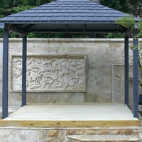 Sculpture en relief en pierre naturelle, motif floral en pierre calcaire, sculptée à la main, beige - Art mural moderne de Bali