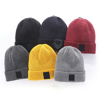 Topi Beanie Akrilik Warna Solid Unisex Berkualitas Tinggi dengan Bola di Atas, Desain Karakter Pantai untuk Perjalanan, Logo Kustom