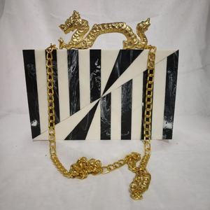 Bolsos de Mano de Madera Hechos a Mano para Mujer, Estilo Ejecutivo, Producto Promocional Navideño para Oficina con Impresión Tipográfica - Product Image 2