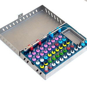 Kit quirúrgico de implantes dentales de 25 piezas con taladro cónico y guía de irrigación externa Fuente de alimentación manual - Product Image 3