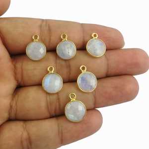 Collar con colgante de bisel redondo, de arcoíris piedra lunar, delicado - Product Image 1