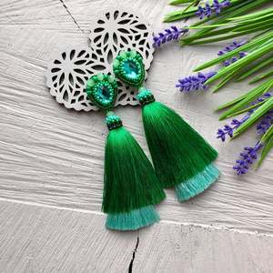 Pendientes de borlas verdes ombre, largos y escalonados, hechos a mano, Happiness - Product Image 1
