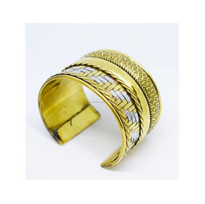 Vintage 1950 Septiembre Marzo Sydney International Jewelry Fair Shop Pulsera de latón texturizado Puños para mujeres - Product Image 6