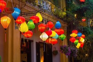 Lanterne suspendue artisanale en bambou et soie, avec impression numérique, motif lune ronde colorée, pour le Nouvel An et les événements extérieurs - Product Image 2