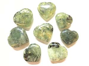 Cristal de Prehnita Natural en Forma de Corazón, Gema Pulida, Tallado de Corazón - Product Image 3