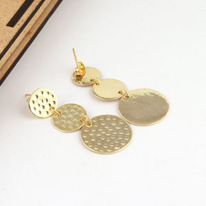 Boucles d'oreille en forme de pièces de monnaie, 1 pièce, design en laiton, métal uni, modèles hauts, fait à la main, dangle, pour femmes - Product Image 3