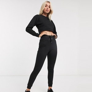 Conjunto Deportivo de Invierno para Mujer, Talla Grande, Ecológico, Negro, Personalizado, Ajustado, Pantalones Joggers, Top Corto de Algodón Orgánico, Sudadera con Capucha - Product Image 1