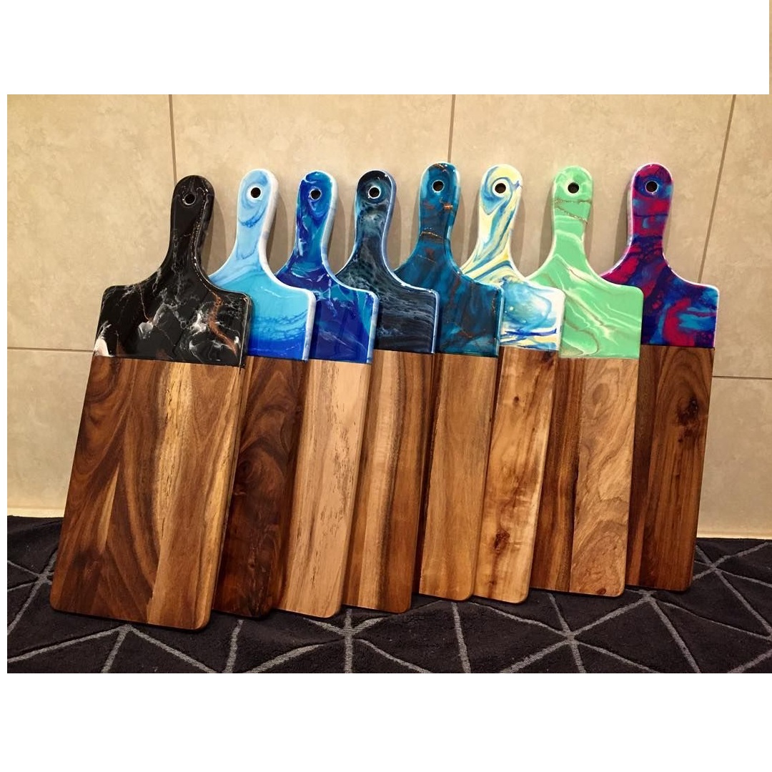 Planche à Découper Moderne En Bois Et Résine Époxy Bleue – Taille Moyenne (20x30 Cm)