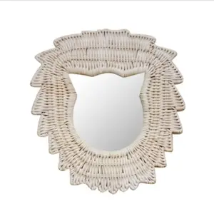 Soporte de diseño moderno Espejo de pared decorativo Forma De León lindo Ratán natural Hecho a mano de Vietnam para niños - Product Image 1