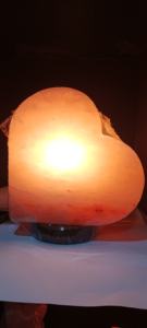 Lampe de sel en matériau organique sculpté en forme de cœur, thème floral, NSLT NSLT-140 - Product Image 4