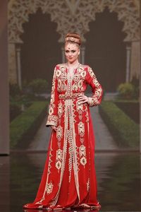 Robe de caftan rouge élégante en soie et lin brodés à la main en or pour mariage et fête - Product Image 2