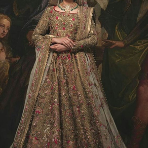 ÉLÉGANTE ROBE DE MARIAGE LONGUEUR AU SOL avec pierre de perles de verre en cristal ornée, RESHAM, FULL OF DABKA-work for Wedding @ 2024 - Product Image 1