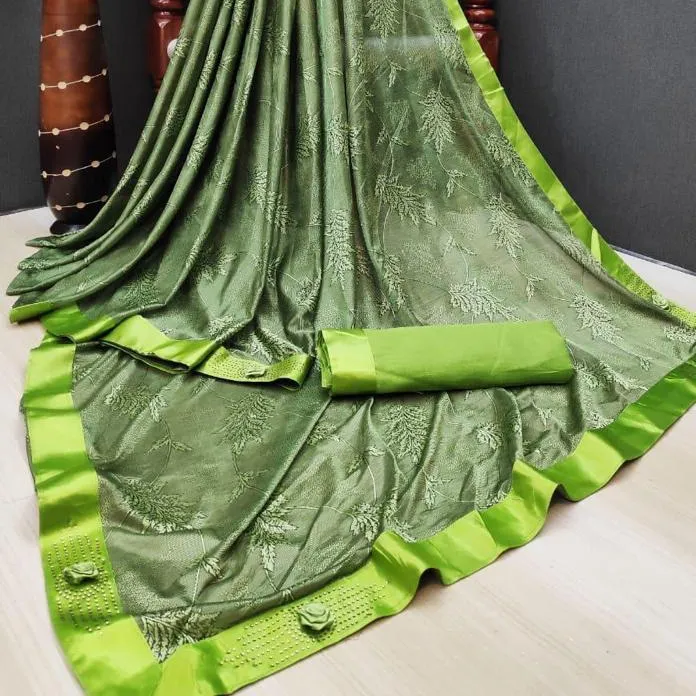 最新のカジュアルウェアバナラシ刺繍作業サリーインドの女性はステッチされていないブラウスでサリーを着用非常に素敵な緑色Surat