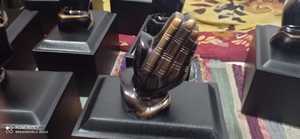 Urna funeraria de mano rezando de latón marrón oscuro Suministro de metal de estilo americano para adultos de Brassworld India - Product Image 3