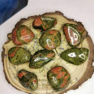 Piedra preciosa de ágata verde al por mayor, cristal de bolsillo tallado, Unakite, piedra caída natural Feng Shui, estilo amoroso para fines decorativos - Product Image 2