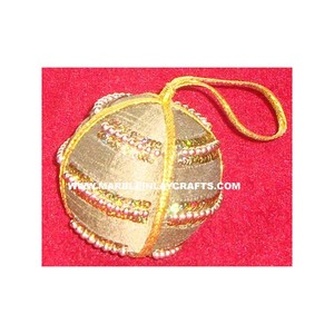 Broderie à la main en zari suspendue pour Noël - Product Image 1