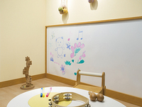 Un matériau mural magnétique haute performance qui peut être effacé au marqueur pour tableau blanc et fixé avec un aimant.
