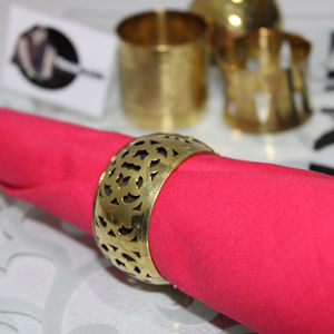 Servilleteros en latón y diseño de corte floral con forma circular para servilletas para decorar su Mesa en fiestas eventos Tradnary - Product Image 1