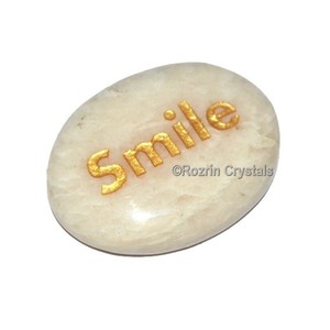 Piedra de Luna grabada, piedra curativa con palabras de sonrisa, venta al por mayor - Product Image 1